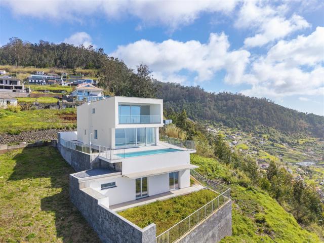 Moradia de Luxo no Arco da Calheta | 3 Quartos, 4 WCs, Pisci. 196m² Arco Da Calheta