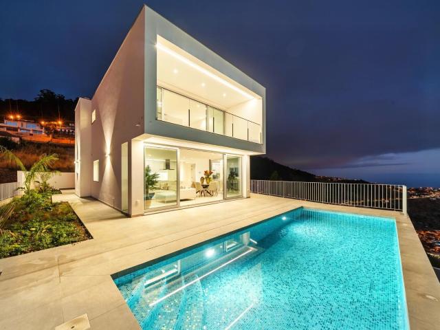 Moradia de Luxo no Arco da Calheta | 3 Quartos, 4 WCs, Pisci. 196m² Arco Da Calheta