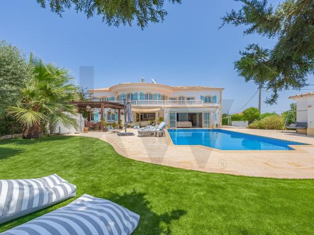 Moradia de Luxo | Piscina, amplo jardim e vista mar | Próxim. 429m² Guia