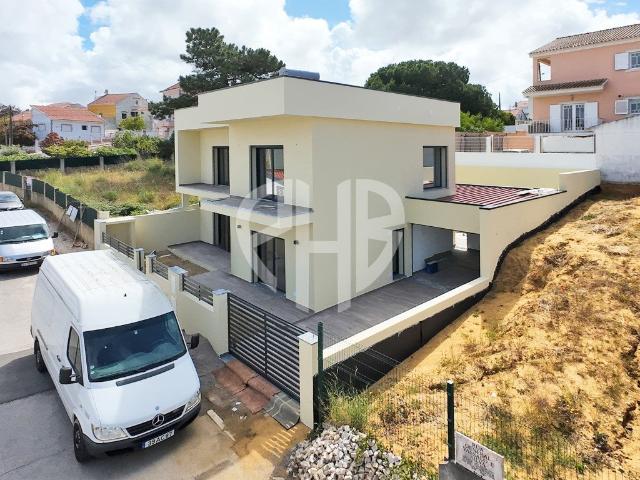 Moradia de Luxo T4 C/ Piscina e Box / Em Construção 118m² Charneca De Caparica