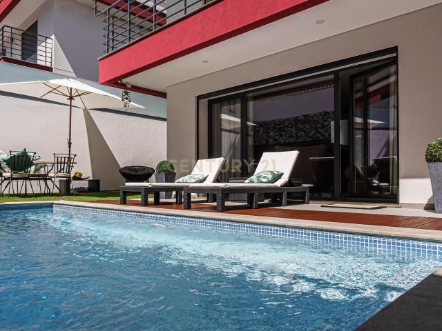 Moradia de Luxo T4 Bairro da Primavera com Rooftop, Piscina Aquecida e Painéis Fotovoltaicos em Santa Iria da Azóia