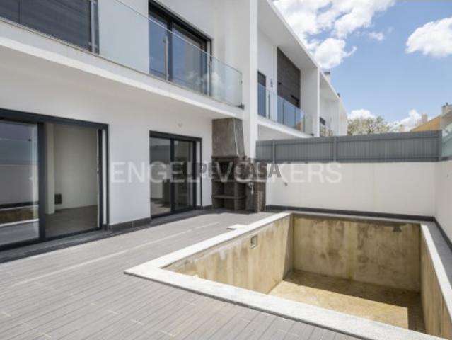 Moradia de Luxo T4 em Alcochete com Piscina e Rooftop