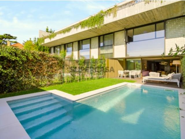 Moradia de Luxo T4 Triplex com Jardim e Piscina