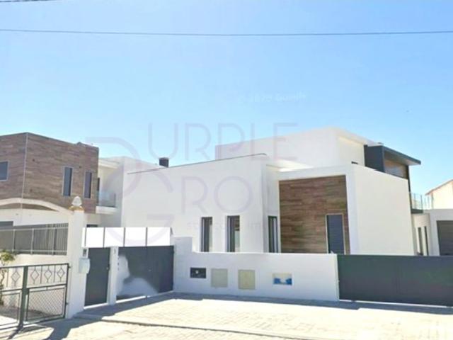 Moradia de Luxo T5 Isolada com Piscina e Garagem, em Azeitão