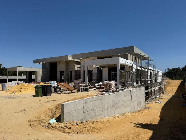 MORADIA DE LUXO V4 COM PISCINA INTERIOR E 2500M2 DE TERRENO