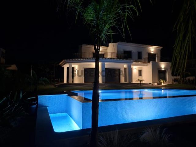 Moradia de Luxo V4 Localização Privilegiada em Vilamoura