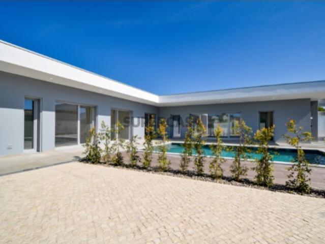 Moradia de luxo, V4, térrea, isolada e com piscina