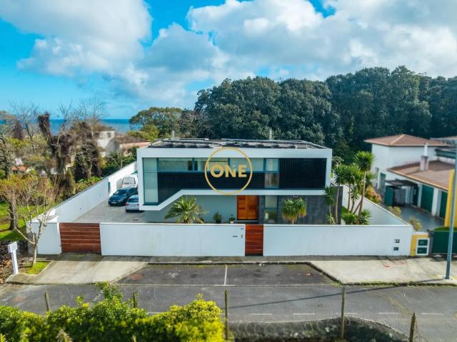 Moradia V5 com Vista Mar e Piscina em São Roque Ponta Delgada