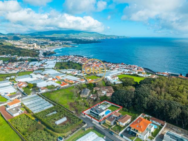 Moradia de Luxo V5 com Vista Mar e Piscina em São Roque Ponta Delgada