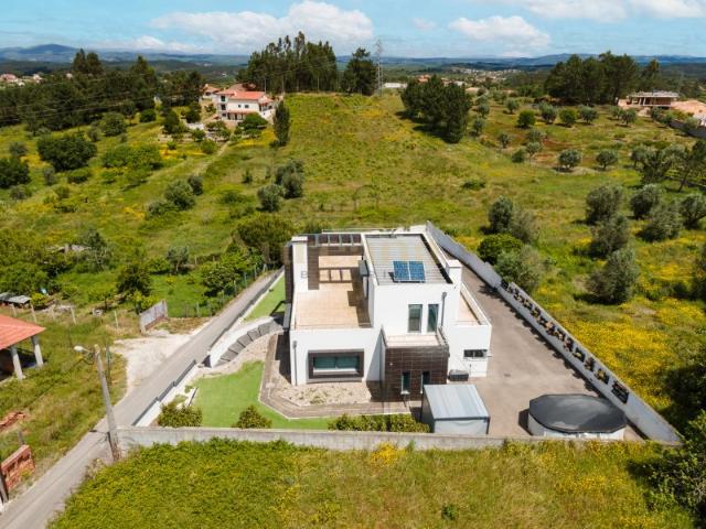 Moradia de linhas modernas com amplas áreas e excelente espaço exterior, Alburitel