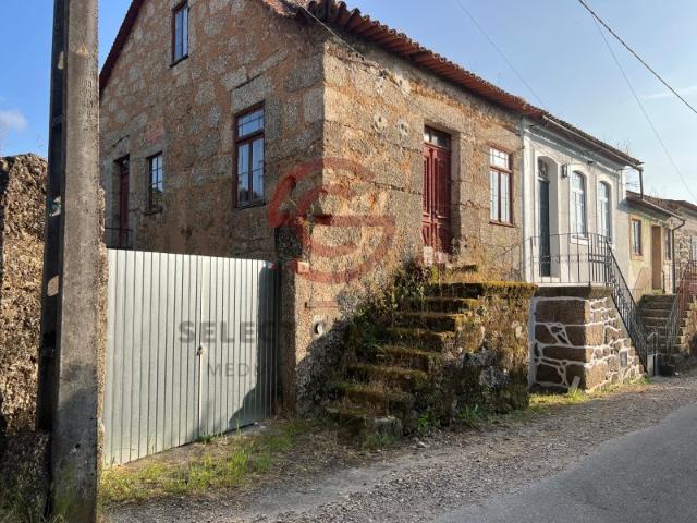 MORADIA DE PEDRA DE GRANITO DE 2 PISOS A 3 KM DO CENTRO DA VILA DE TÁBUA. COIMBRA