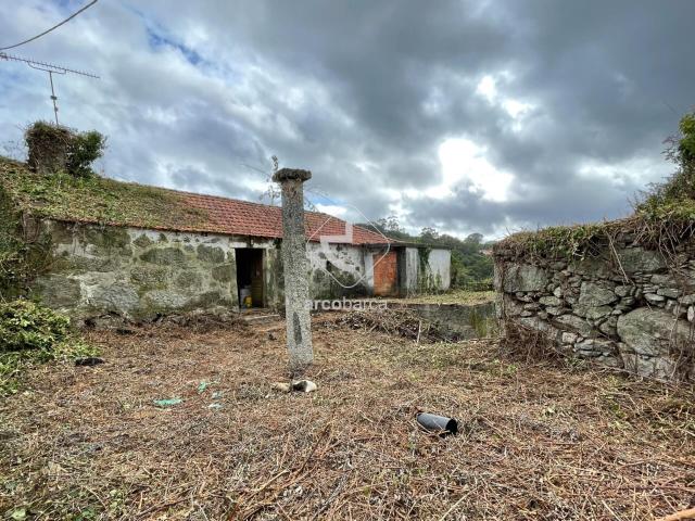 Moradia de pedra, para recuperar, junto da vila de Paredes de Coura