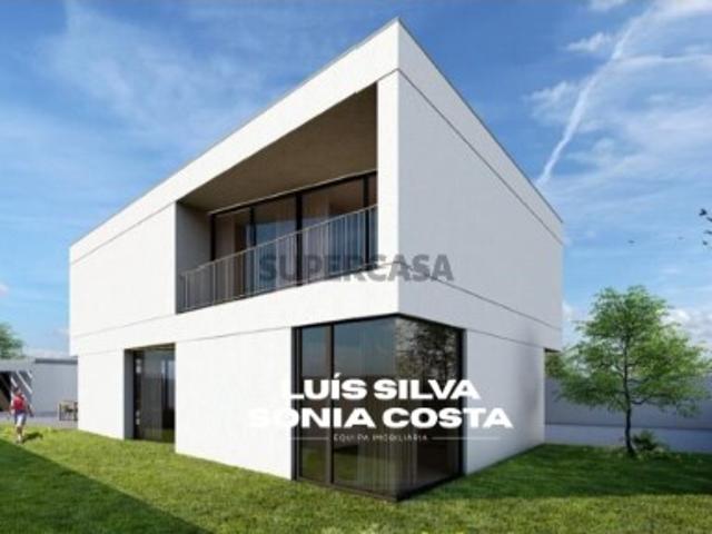 Moradia de Prestígio T4 com 3 Suítes, Anexo, Jardim & Escritório Independente em Maceda Ovar