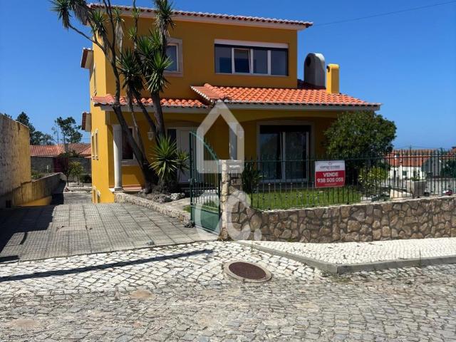 Moradia de quatro assoalhadas inserida em terreno com 500 m2, cave para garagem e arrumos  área bruta de construção de 320 m2, e área útil habitável de 220 m2  Imóvel a necessitar de trabalhos, e de cozinha nova