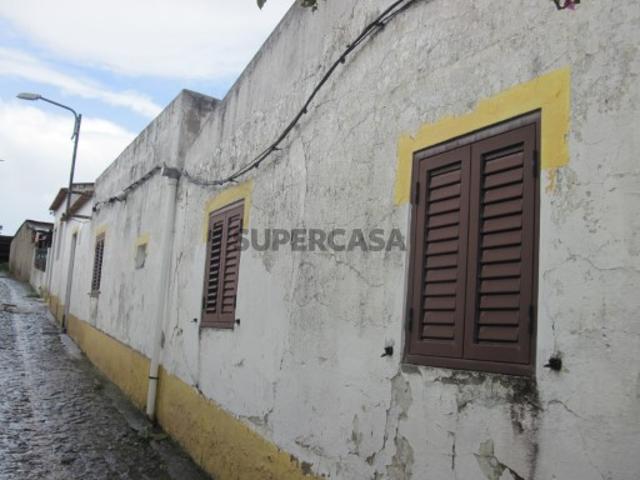 Moradia de R/c Com Logradouro e Anexos