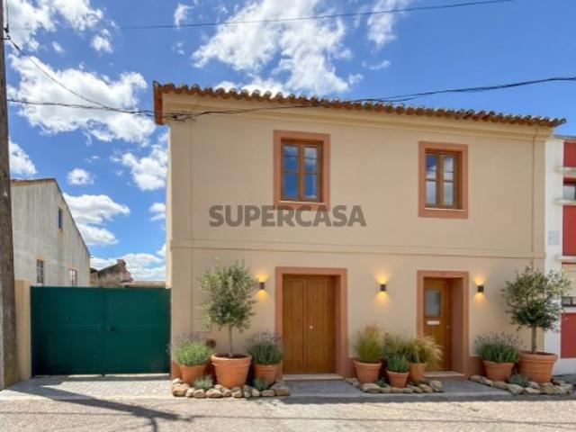 Moradia de r/c e 1º andar com garagem para reconstrução