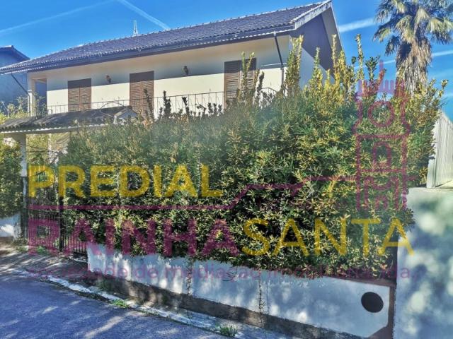 Moradia de r/c, 1º andar, adega, anexos, garagens e terreno