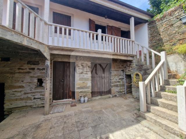 Moradia de rés do chão e andar em Abaças, Vila Real