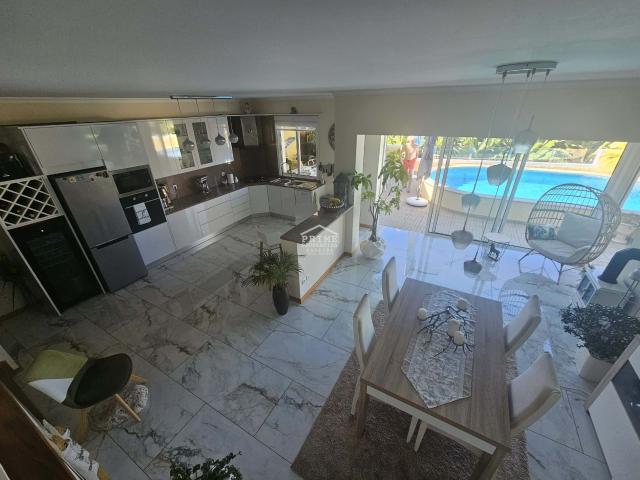 Moradia em banda T3 com vista mar e piscina na Calheta