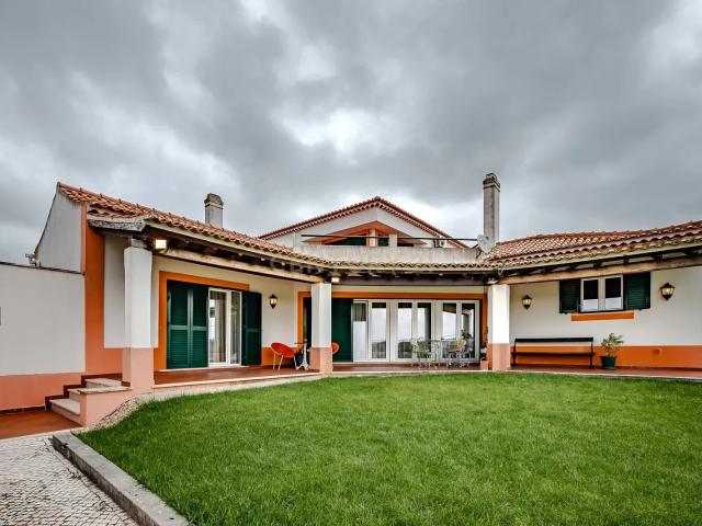 Moradia de sonho com Piscina, 7 Divisões e com Terreno 8461 m2 – Excelente Localização, a 40 minutos de Lisboa !