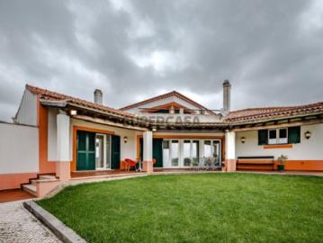 Moradia de sonho com Piscina, 7 Divisões e com Terreno 8461 m2 Excelente Localização, a 40 minutos de Lisboa !