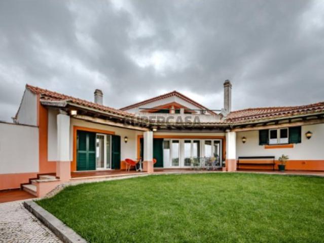 Moradia de sonho com Piscina, 7 Divisões e com Terreno 8461 m2 Excelente Localização, a 40 minutos de Lisboa !