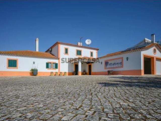 Moradia de sonho com Piscina, 7 Divisões e com Terreno 8461 m2 Excelente Localização, a 40 minutos de Lisboa !