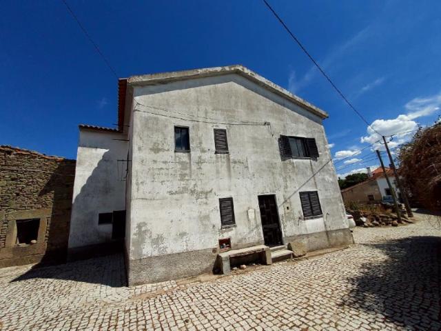Moradia de tipologia T3 de 3 pisos, a necessitar de obras de reabilitação