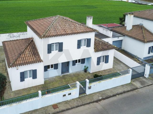 Moradia de tipologia T3, localizada na freguesia de Santa Bárbara, concelho da Ribeira Grande