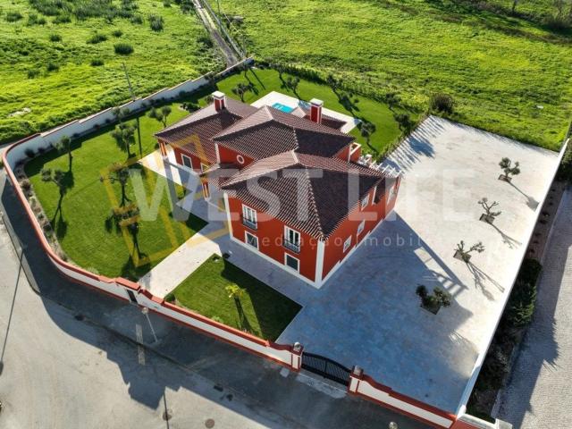Moradia de tipologia T6 com bastante espaço exterior com um. 674m² São Pedro Da Cadeira