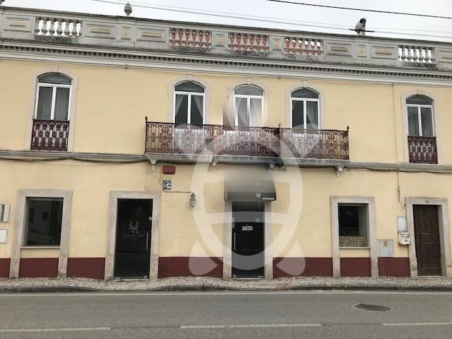 Moradia de Traça Antiga com Restaurante no rés do chão em Lavos