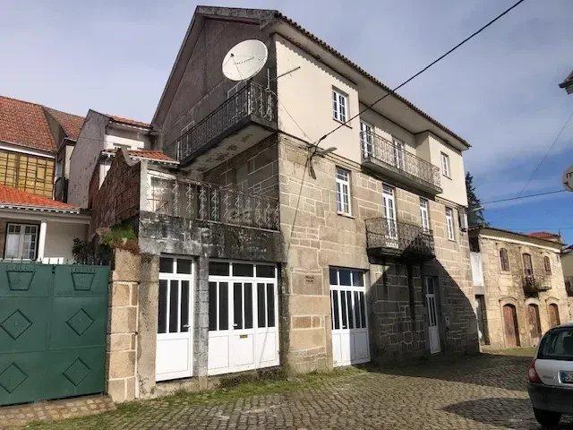Moradia de três pisos com amplas divisões e excelente localização em Ranhados, Mêda. Para Venda