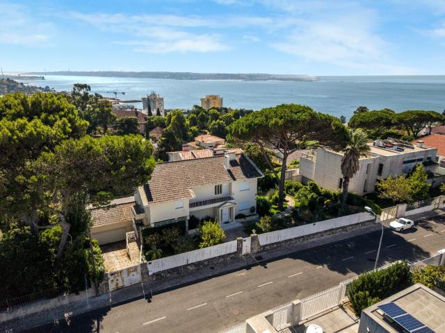 Moradia de três pisos implantada num lote de 1.400 m2, numa. 320m² Oeiras E São Julião Da Barra