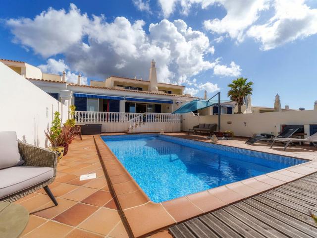 Moradia de 220 m² • 3 Suítes • Piscina • Vista Deslumbrante. 220m² Castro Marim