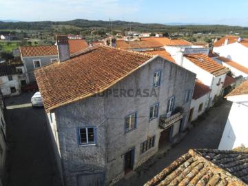 Moradia de 2 pisos com comércio Fratel