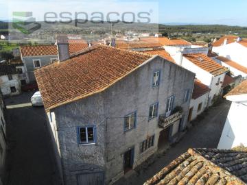 Moradia de 2 pisos com comércio Fratel