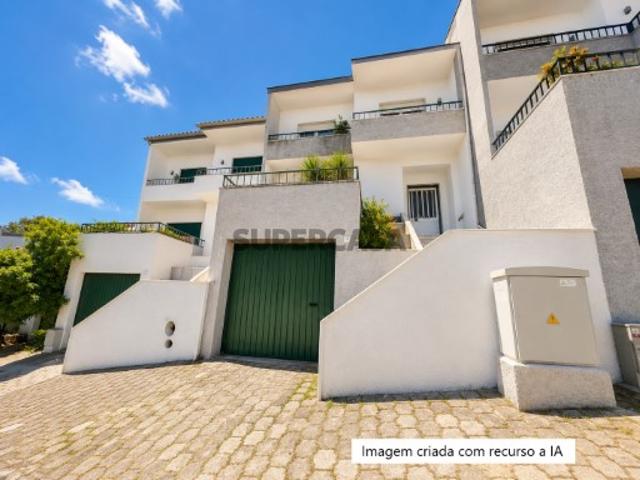 Moradia de 2 pisos com garagem situada junto à cidade de Tomar