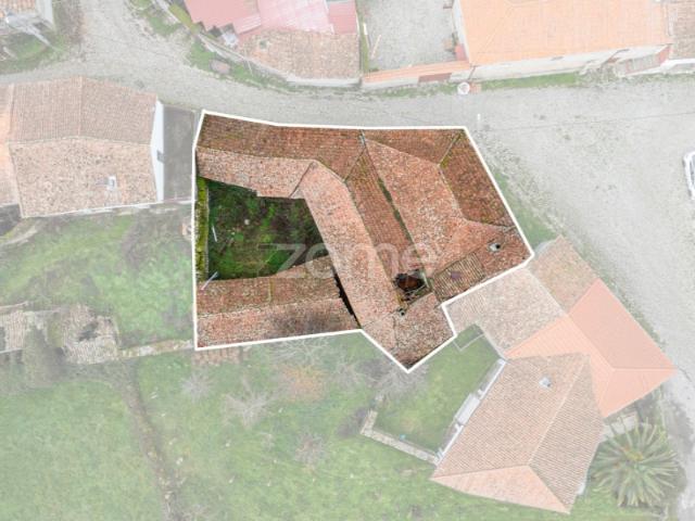 Moradia de 2 pisos com pátio para reconstruir Ardãos, Boticas
