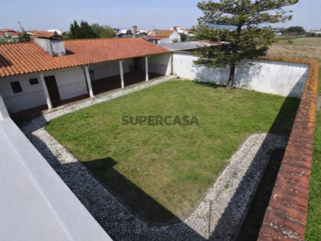 Moradia de 2 pisos com 3.500m² de terreno em Alpiarça