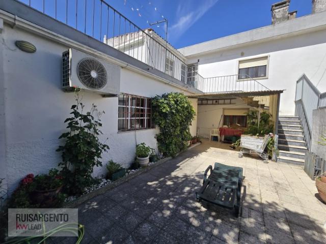 Moradia de 2 Pisos, Garagem, Anexos, Terraço, Quintal com Poço em Alcains