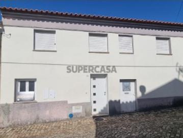 Moradia de 2 pisos e quatro quartos com quintal para remodelar