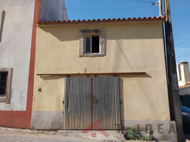 Moradia de 2 pisos para reabilitar excelente oportunidade de investimento