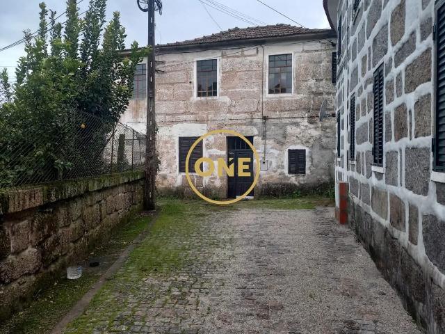 Moradia de 2 pisos para restauro, situada em Delães, com quintal e logradouro, composta por 5 fogos