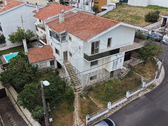 Moradia de 3 Frações + 1 Independentes 330m² Carcavelos e Parede