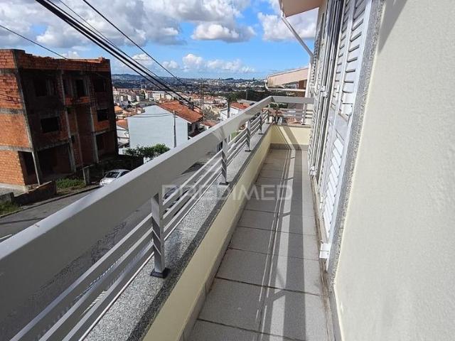 Moradia de 3 frentes com 4 quartos, garagem para dois 2 carros e jardim
