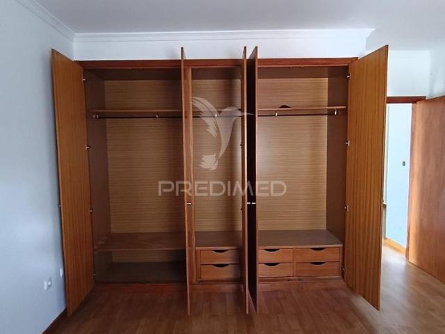 Moradia de 3 frentes com 4 quartos, garagem para dois 2 carros e jardim