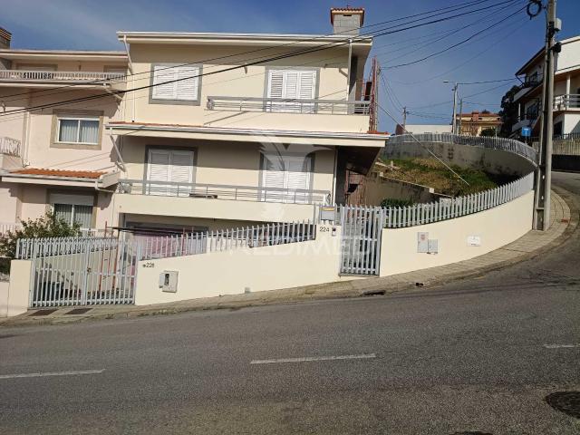 Moradia de 3 Frentes com 4 Quartos, Garagem para dois 2 Carros e Jardim