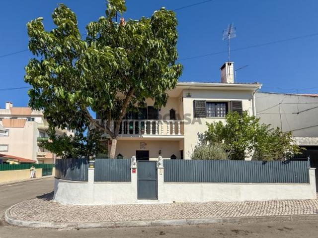 Moradia de 3 pisos com garagem e logradouro no Entroncamento