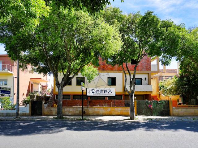 Moradia de 3 pisos com projeto de reabilitação aprovado em Portimão