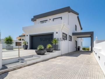 Moradia exclusiva com vista mar deslumbrante, piscina e localização premium na costa oeste